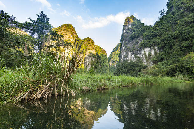 Vietnam, Limestone mountains at Trang An Scenic Landscape Complex — Stock Photo