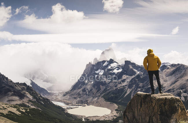 Man looking at snowcapped mountain against cloudy sky, Patagonia, Argentina — Stock Photo