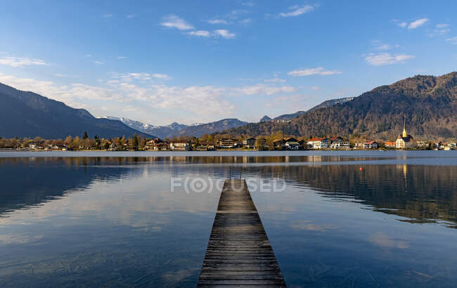 Germany, Bavaria, Rottach-Egern, Jetty on shore of Tegernsee with town in background — Stock Photo