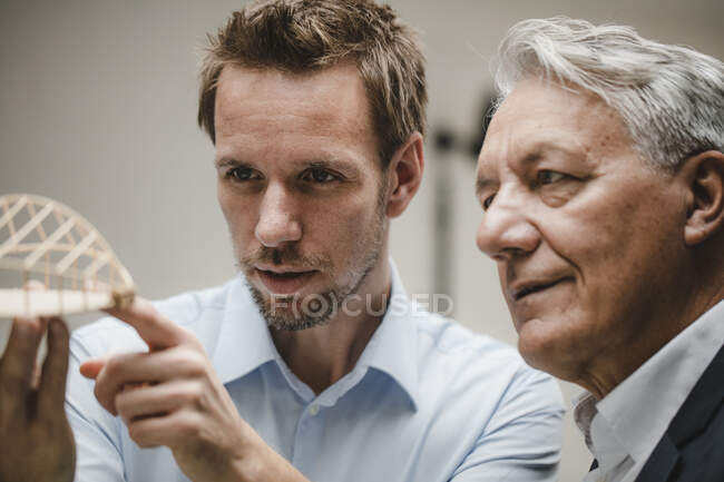 Architect presenting architectural modell to client — Stock Photo