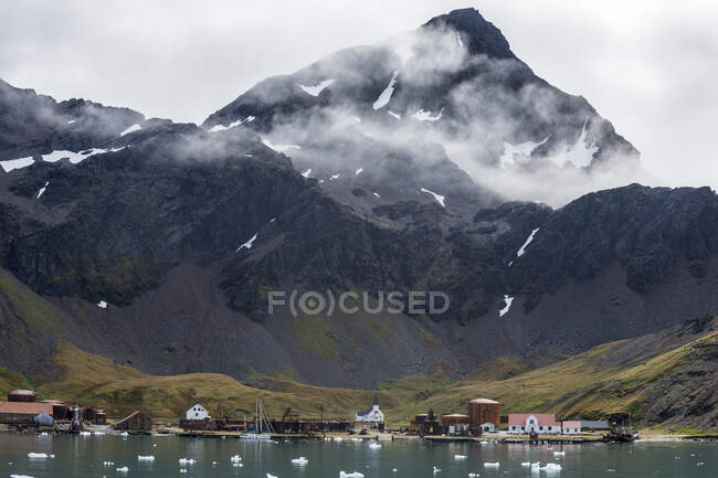 Regno Unito, Georgia del Sud e Isole Sandwich Meridionali, Grytviken, Stazione baleniera abbandonata a King Edward Cove — Foto stock