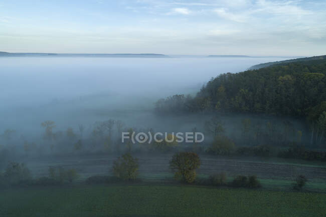 Alemanha, Baviera, Drone vista de Franconian Heights envolto em densa neblina matinal — Fotografia de Stock