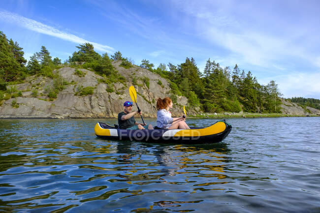 Suède, Vastra Gotaland County, Kyrkesund, kayak près de la côte de Lilla Askeron île — Photo de stock