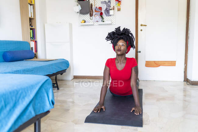 Jovem fazendo ioga em casa — Fotografia de Stock