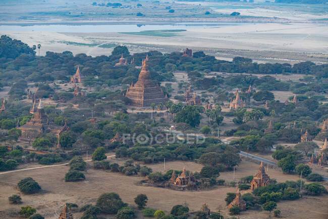 Myanmar, Mandalay Region, Bagan, Vista aérea de antiguas estupas - foto de stock