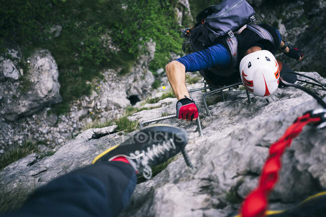 Alpinisti che scalano via ferrata, Orobie, Alpi europee, Como, Italia — Foto stock