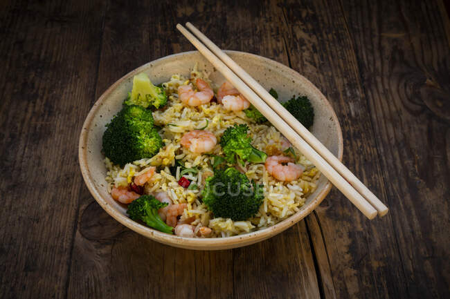 Ciotola di riso fritto con gamberetti, broccoli, peperoncino, coriandolo e zenzero — Foto stock