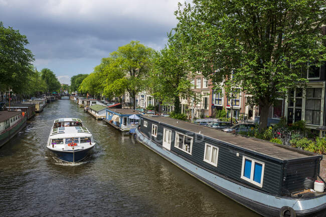 Amsterdam, Paesi Bassi-14 luglio 2017: case tradizionali e canali dell'Olanda — Foto stock