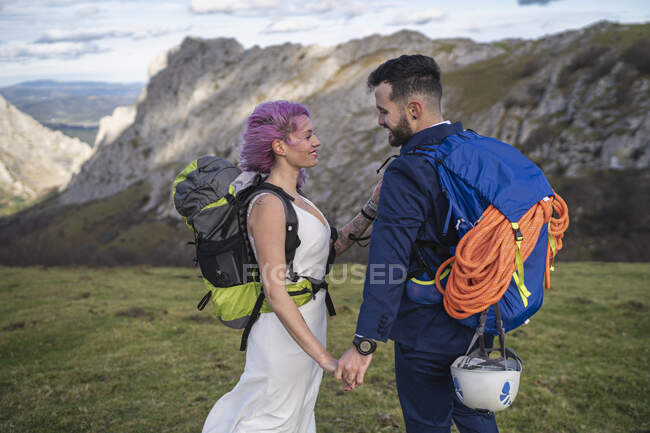 Coppia nuziale con zaini da arrampicata a Urkiola mountain, Spagna — Foto stock