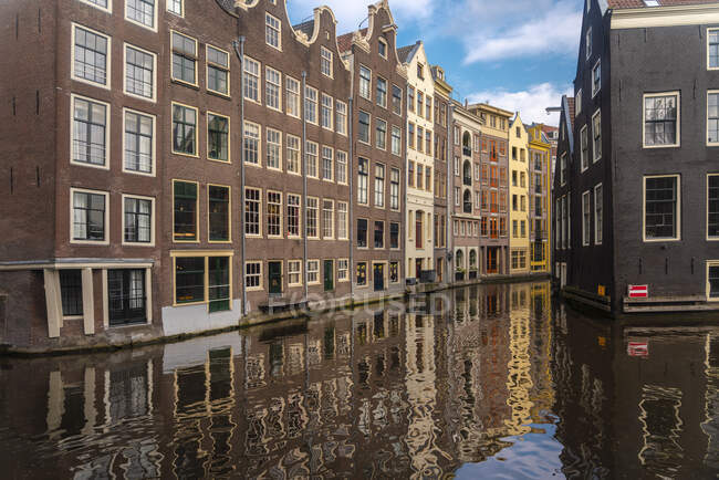 Paesi Bassi, Olanda Settentrionale, Amsterdam, Case storiche lungo il canale di Binnenstad — Foto stock