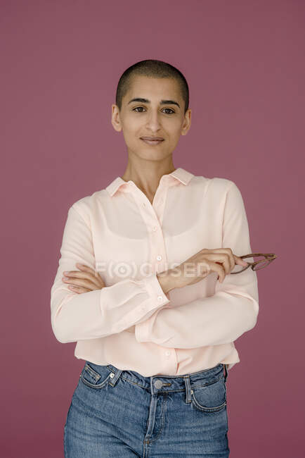 Portrait d'une femme confiante avec fond violet — Photo de stock