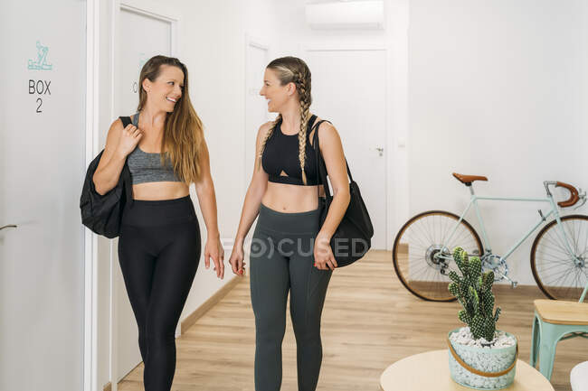 Two sporty women arriving at health club — Photo de stock