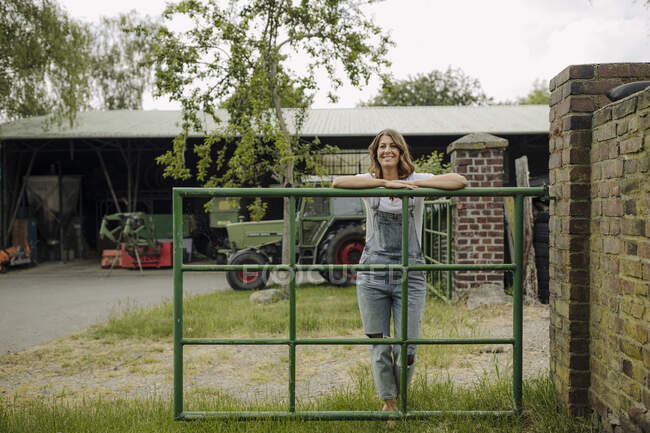 Портрет усміхненої молодої жінки на фермі — стокове фото