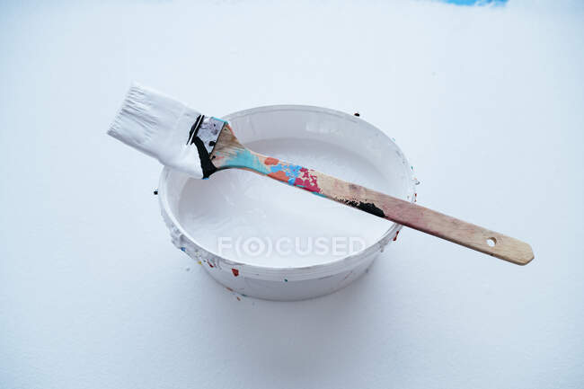 Estudio de pincelada en la parte superior del cubo con pintura blanca - foto de stock