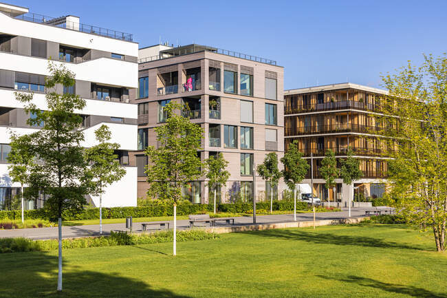 Germany, Baden-Wrttemberg, Heilbronn, Neckar, district of Neckarbogen, New energy efficient apartment buildings — Stock Photo