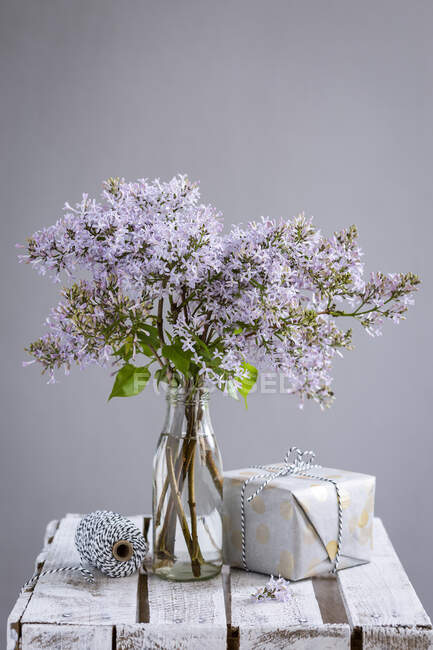 Mazzo di fiori nel cesto sul tavolo — Foto stock
