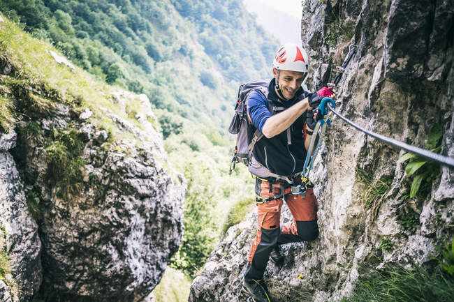 Arrampicata alpinistica su via ferrata, Orobie, Alpi europee, Como, Italia — Foto stock
