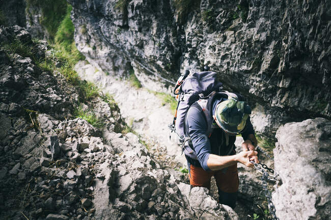 Montañismo escalada en vía ferrata, Orobie, Alpes europeos, Como, Italia - foto de stock