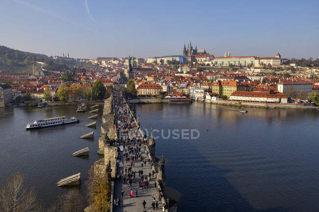 Чеська Республіка, Прага, люди йдуть по Карловому мосту — стокове фото