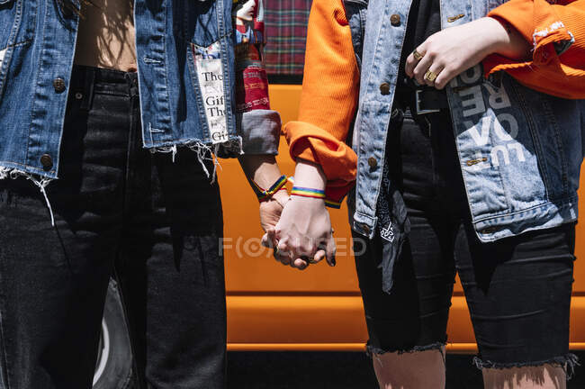 Coppia lebbrosa che si tiene per mano — Foto stock