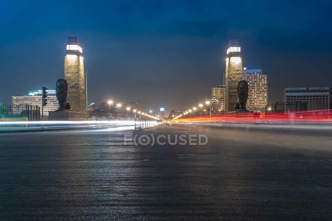 Egypte, Le Caire, Kasr El Nile pont avec des sentiers lumineux la nuit — Photo de stock