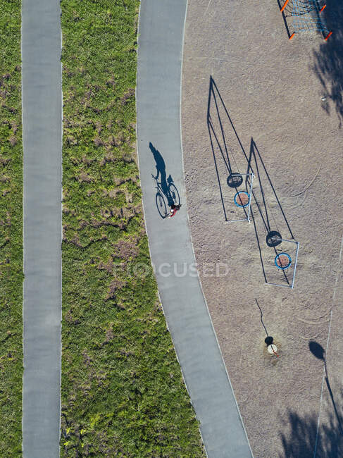 Rússia, Tikhvin, Homem andando de bicicleta no caminho perto do parque, vista aérea — Fotografia de Stock