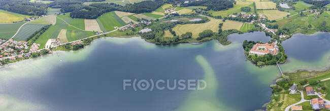 Вид с воздуха на деревню озера летом — стоковое фото