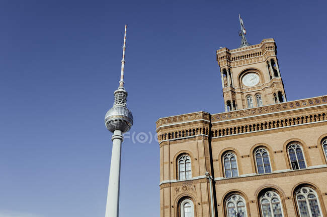 Німеччина, Берлін, Мітте, ратуша (Rotes Rathaus) і телевізійна вежа на Alexanderplatz — стокове фото