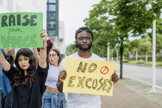 Multiethnische Aktivisten protestieren auf der Straße in der Stadt — Stockfoto