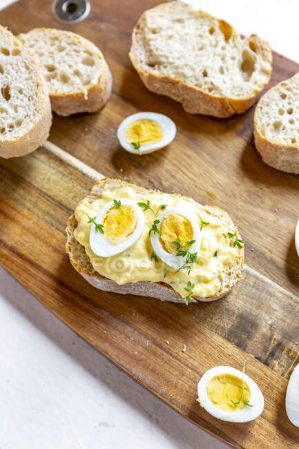 Baguette de ensalada de huevo con berro - foto de stock