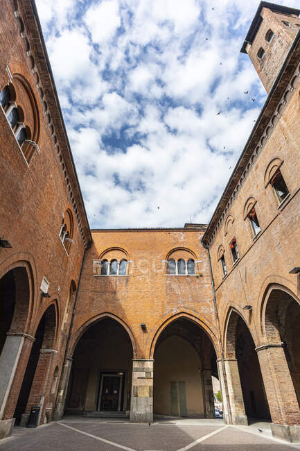 Italy, Province of Cremona, Cremona, Empty courtyard and arches of historic building — Stock Photo