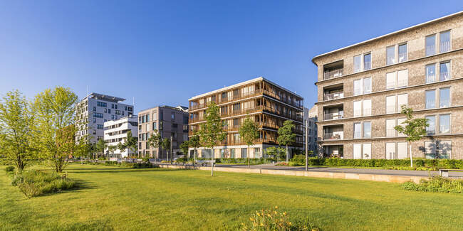 Alemania, Baden-Wrttemberg, Heilbronn, Neckar, distrito de Neckarbogen, Nuevos edificios de apartamentos energéticamente eficientes - foto de stock