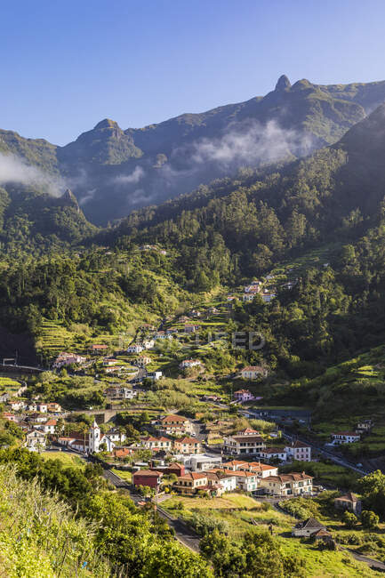 Portogallo, Sao Vicente, Villaggio sull'isola di Madeira in estate — Foto stock