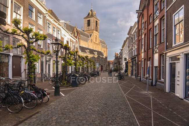 Niederlande, South Holland, leiden, Kopfsteinpflasterstraße vor der Hooglandse Kerk Kathedrale — Stockfoto
