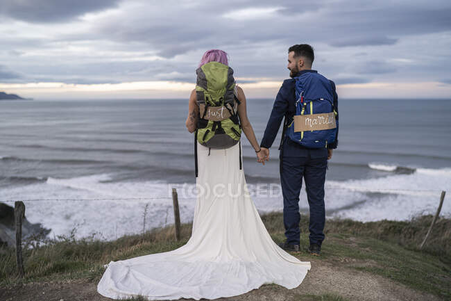 Bridal couple on viewpoint and ocean in the background — Stock Photo