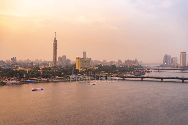 Египет, Каир, Нил с Каирской башней на острове Гезира на закате — стоковое фото