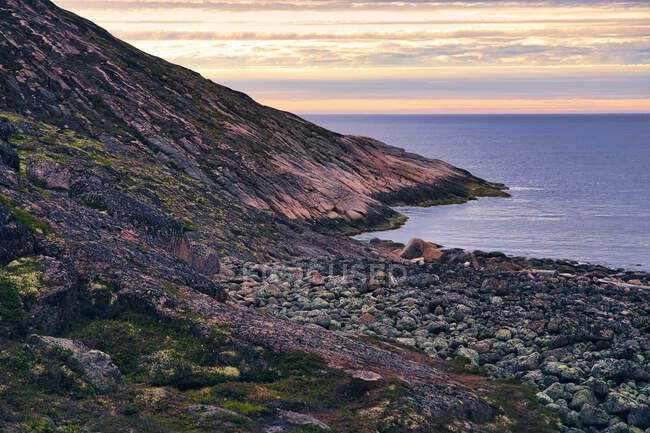 Riva rocciosa del Mare di Barents al tramonto — Foto stock