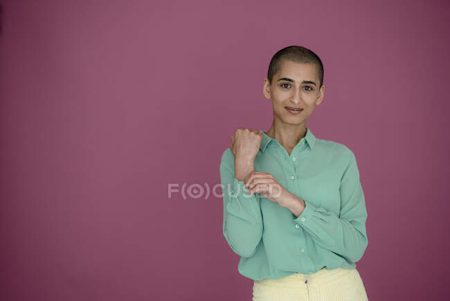 Portrait d'une femme confiante aux cheveux courts — Photo de stock