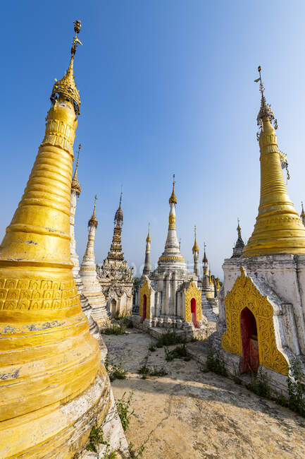 Myanmar, Shan state, Inn Thein, Golden stupas at Shwe Inn Dein pagoda — Stock Photo
