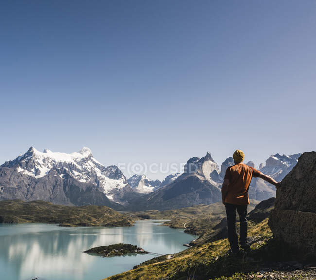 Escursionista di sesso maschile in piedi vicino al lago contro il cielo limpido al Parco Nazionale Torres Del Paine, Patagonia, Cile — Foto stock