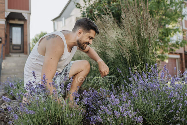 Homme jardinage dans sa pelouse devant — Photo de stock