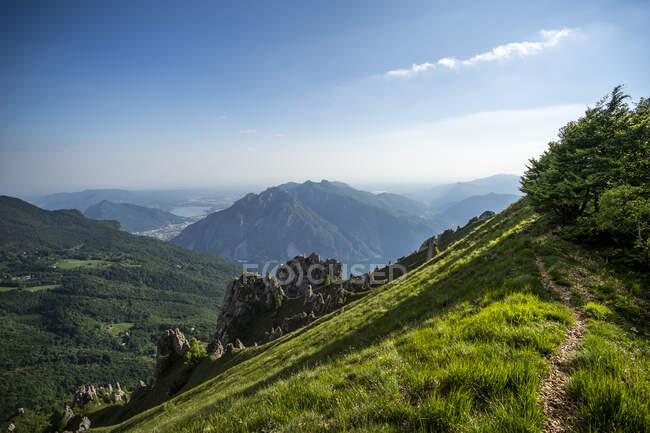 Vue panoramique de la chaîne de montagnes Grignetta contre le ciel bleu, Alpes européennes, Lecco, Italie — Photo de stock