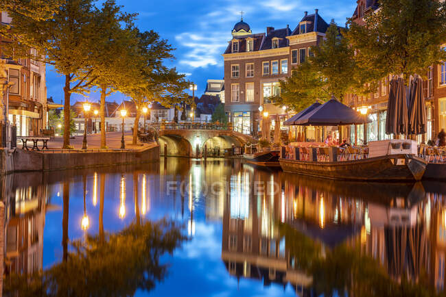 Netherlands, South Holland, Leiden, Long exposure of Nieuwe Rijn canal at dusk — Stock Photo