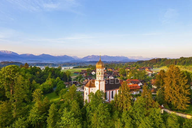 Alemanha, Baviera, Alta Baviera, Tolzer Land, perto de Eurasburg, Beuerberg, Igreja de St. Marys e árvores, vista aérea — Fotografia de Stock
