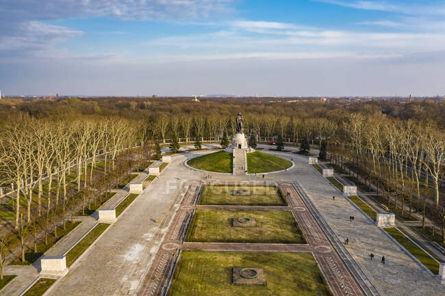 Alemanha, Berlim, vista aérea do Treptower Park Memorial da Guerra Soviética no outono — Fotografia de Stock
