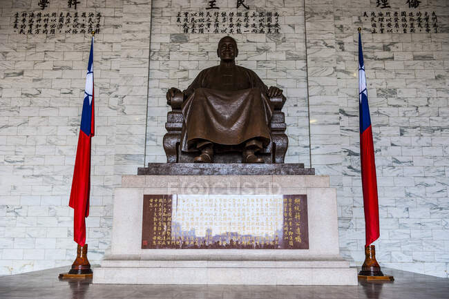 Taiwan, Taipei, Statua di Chiang Kai-shek nella camera principale del Memorial Hall — Foto stock