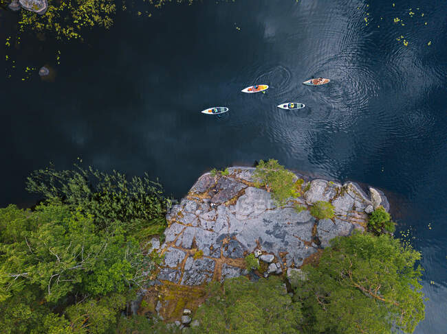 Vista aérea de paddleboarders na margem do rio Vuoksi — Fotografia de Stock