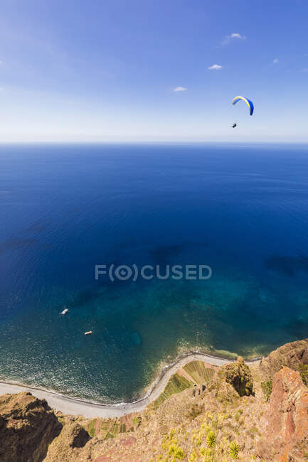 Portugal, Parapente sobrevoando o penhasco de Cabo Girao no verão — Fotografia de Stock