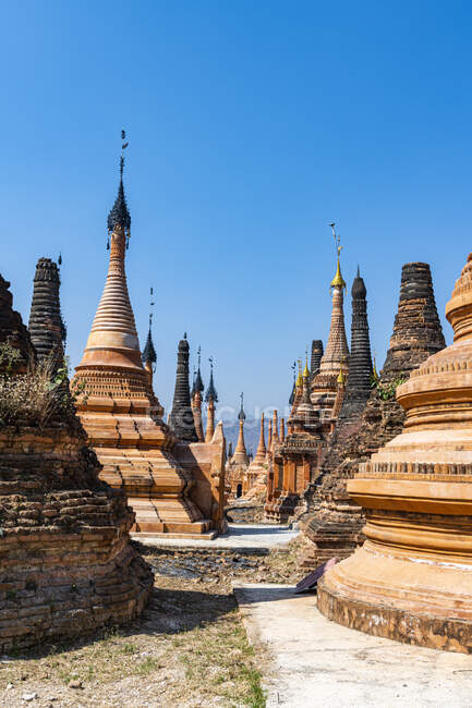 Myanmar, Shan State, Samkar, Stupas of Taw Mwe Khaung Pagoda - foto de stock