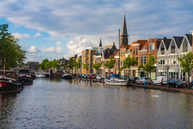 Paesi Bassi, Olanda Meridionale, Leida, Townhouses and canal by Herengracht street — Foto stock